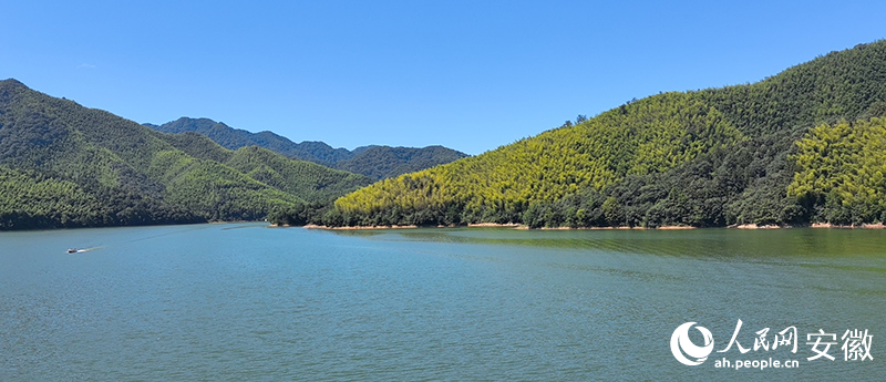 远处的青山层层叠叠、深浅不一。人民网记者 汪瑞华摄