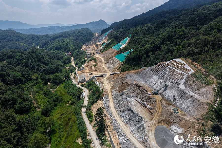 和襄高速天堂寨支线建设现场。人民网记者 苗子健摄