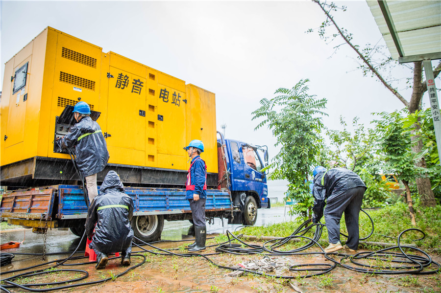 工作人員正在開展發電車接入作業。李梁緣攝