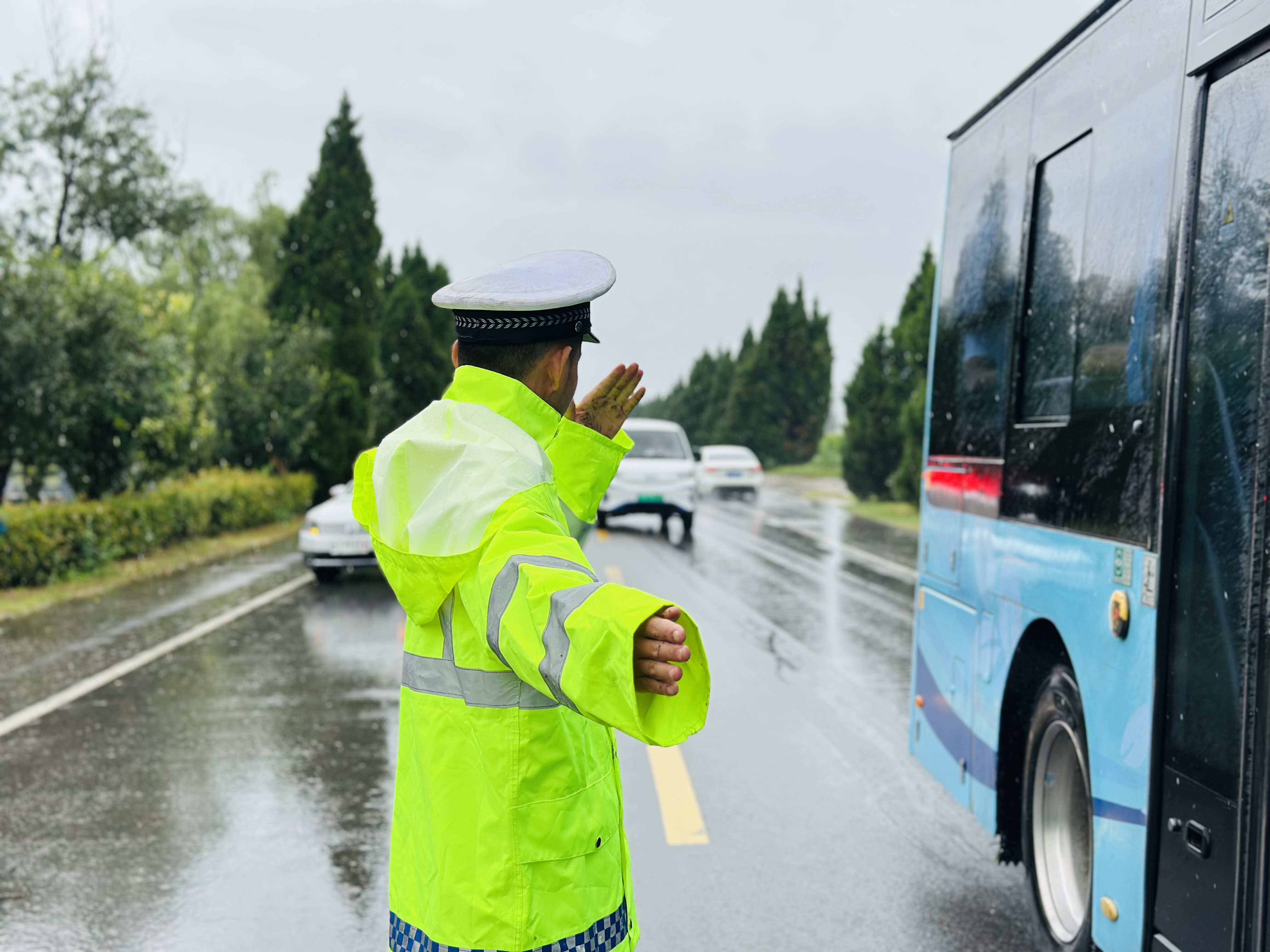 全力守护道路平安。