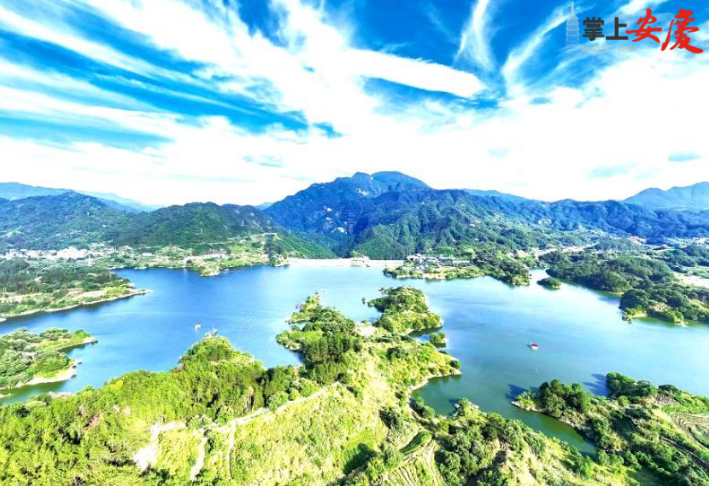 岳西縣毛尖山鄉林河村天堂湖庫區，天藍水碧、山青林茂，蟬鳴蜓舞，勾勒出一幅秀美生態畫卷。 全媒體記者 江勝 通訊員 熊鳳霞 攝