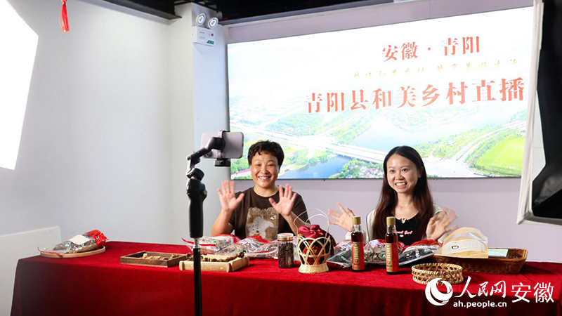 操旱云（左）与助播徐梦璐正在直播。人民网 郭昊摄