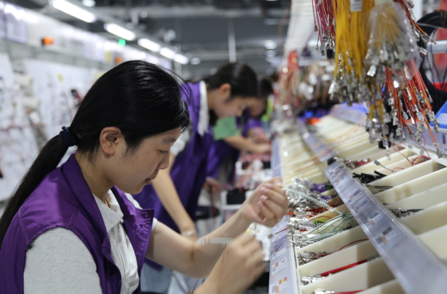 联滔电子有限公司生产车间，工人正在工作。