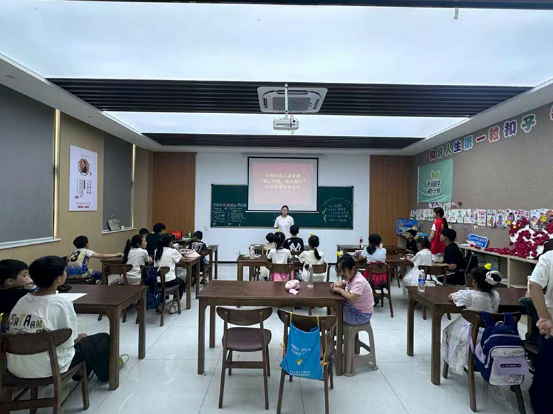 大学生志愿者在农家书屋组织志愿服务。杜集区委宣传部供图
