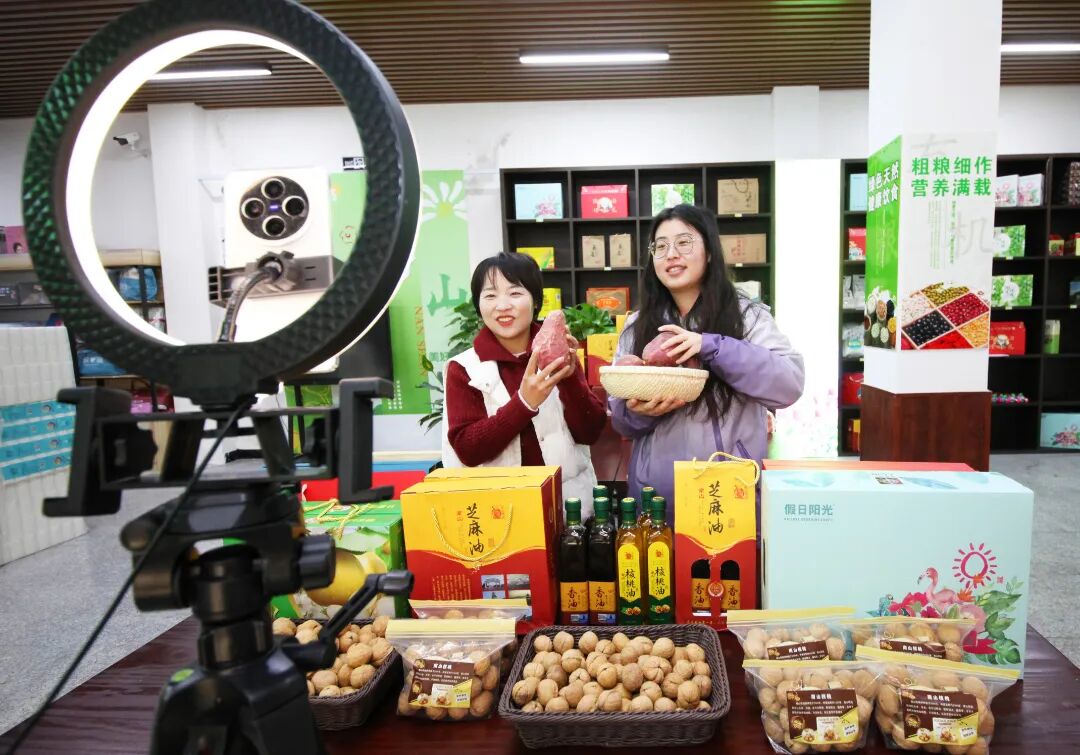 直播间促销农特产品。杜集区委宣传部供图