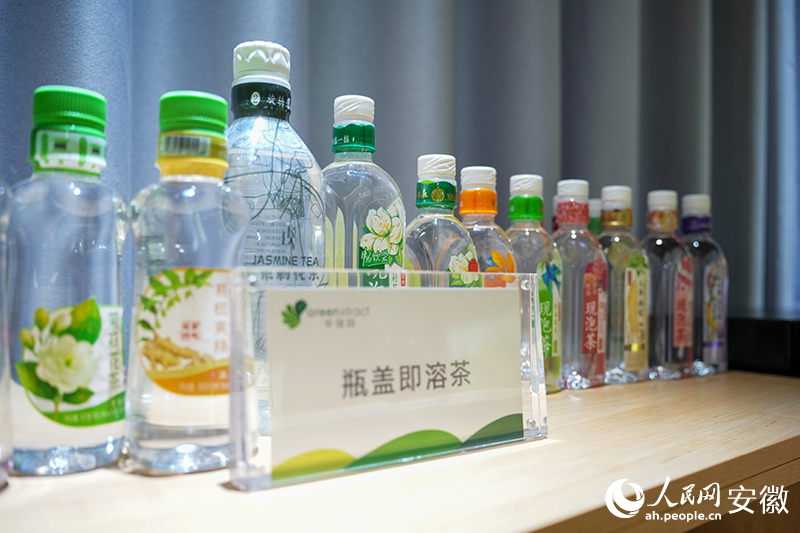 华绿园研发的“瓶盖即溶茶”。人民网记者 王锐摄