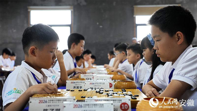 少年执子，弈见锋芒。人民网 郭昊摄
