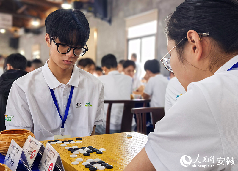 选手在首轮比赛中对弈。人民网记者 汪瑞华摄