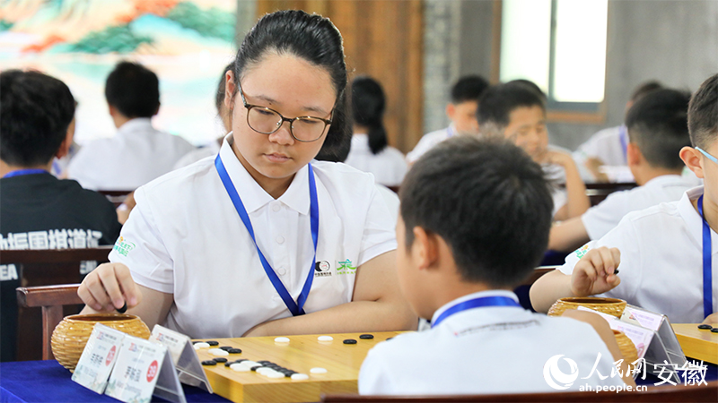 执子对弈，黑白交锋。人民网 郭昊摄