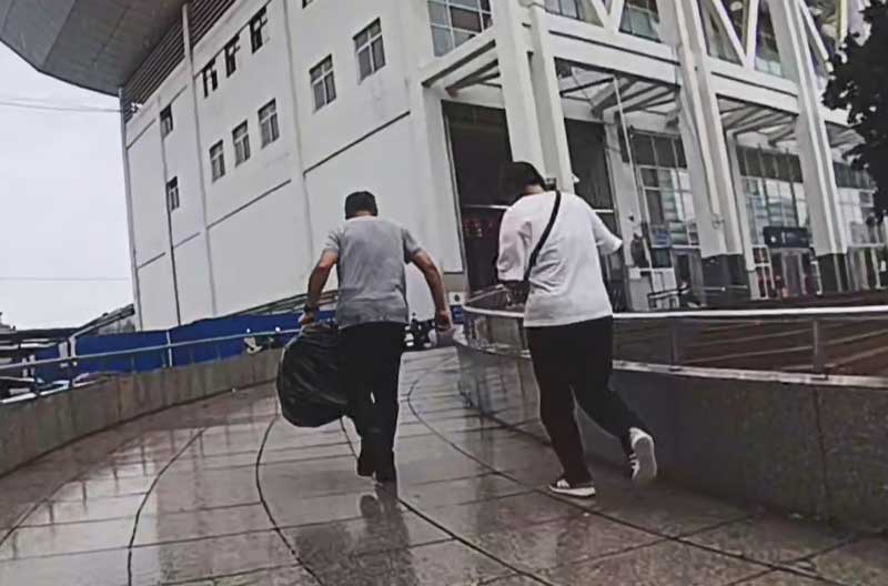 民警带着陶先生妻子及时赶到车站。滁州市公安局供图