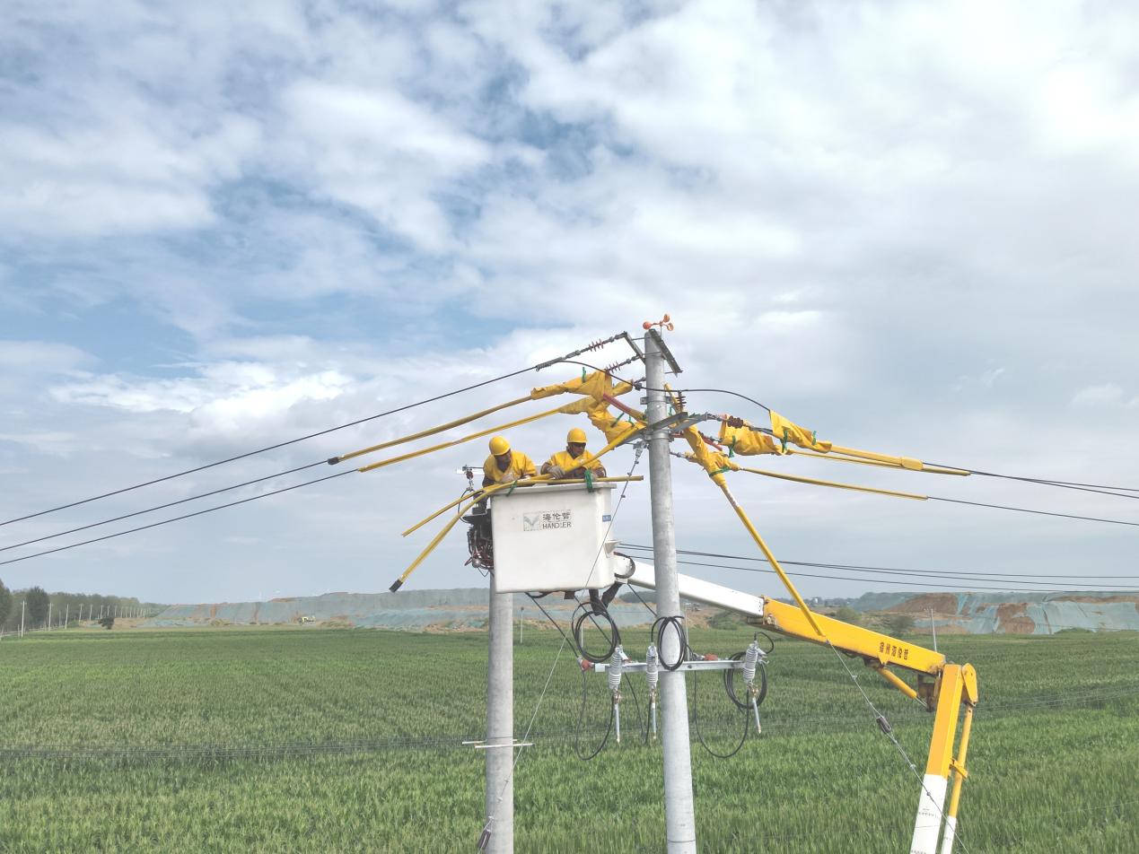 濉溪縣供電公司帶電作業人員正在為鬆林水庫帶電搭火。董其瑞攝