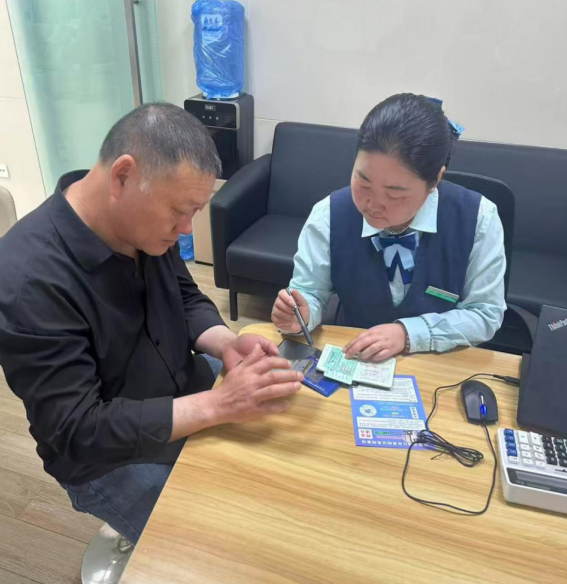 郵政工作人員幫助貨運司機辦理相關証件事宜。淮南市交通運輸局供圖