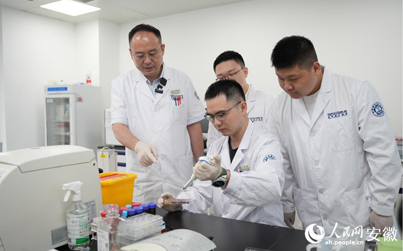 朱晨指导团队成员进行实验。人民网记者 王锐摄