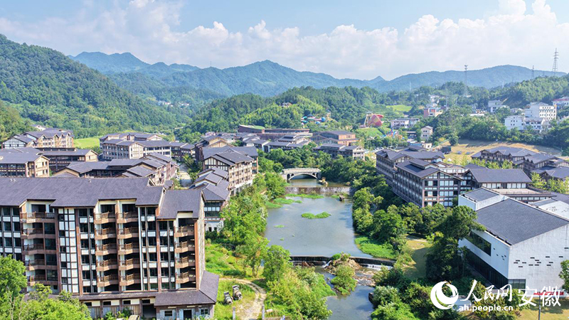 俯瞰陡沙河温泉小镇。人民网 郭昊摄
