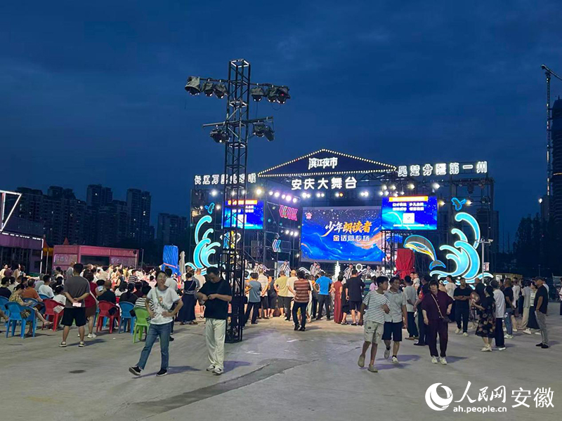 濱江夜市一隅。人民網記者 陳若天攝