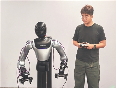 韩佳赫在调试机器人。本报记者 罗阳奇摄