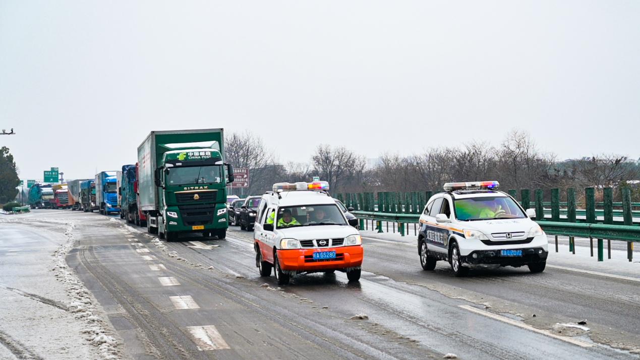 合安中心——安慶分中心聯合安景路政大隊對懷寧至安慶段進行鏟雪、撒布融雪劑梯隊作業，並壓速帶道。合安中心供圖