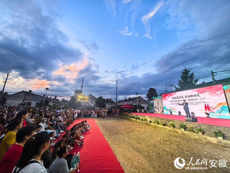新时代文明实践月月行走进黄渡乡峄山村。人民网记者 汪瑞华摄