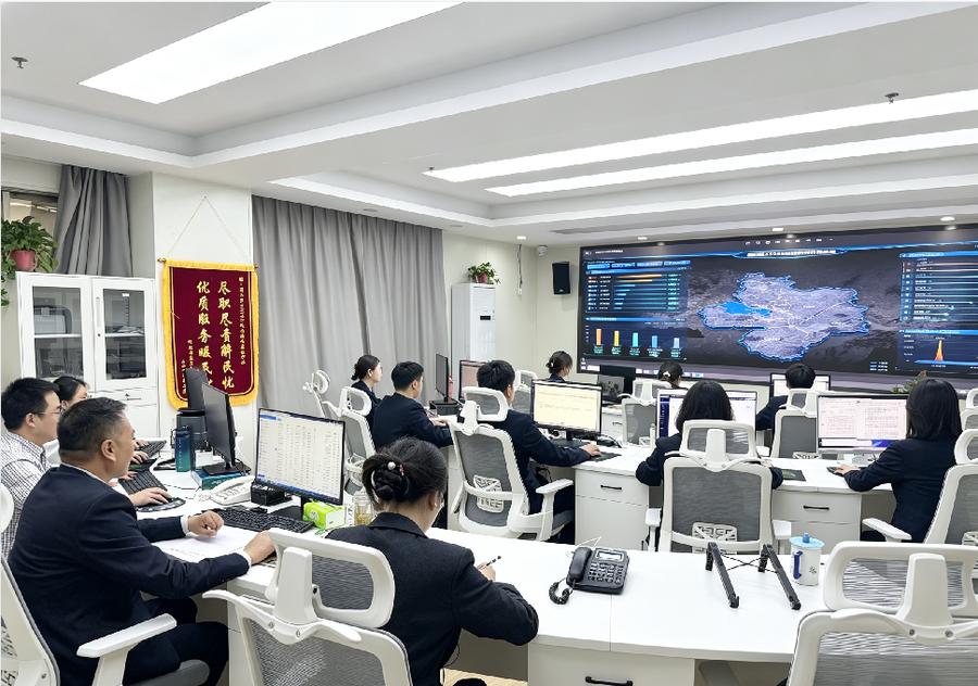 在蜀山區12345政務服務熱線中心，工作人員正在處理工單。