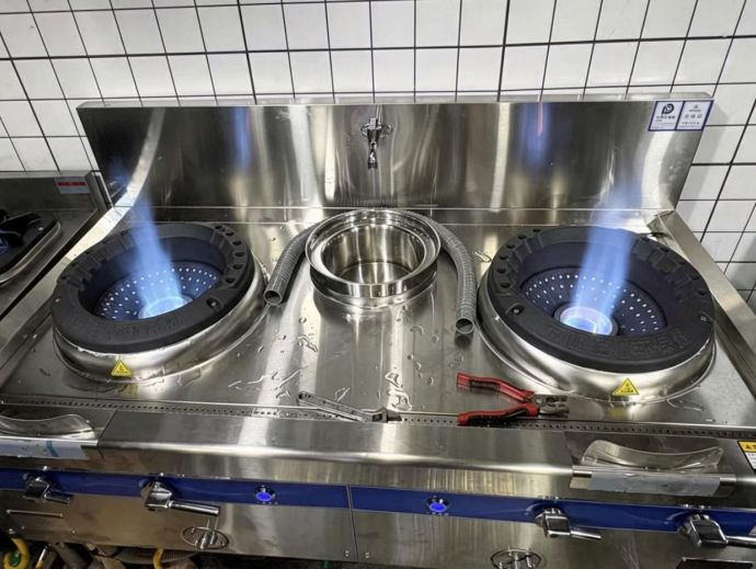 改造后，安全便利的天然氣在合肥財經職業學院食堂灶台燃起