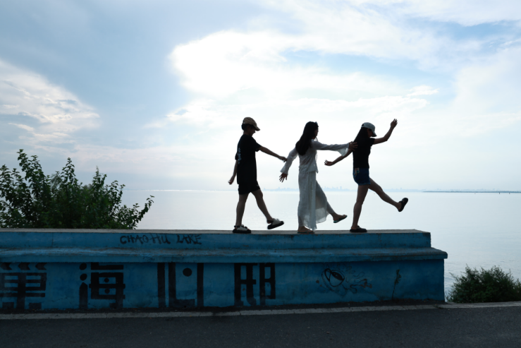 游客在“巢海心邸”拍照。彭紅玲 攝