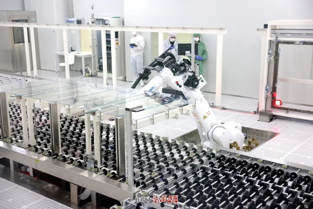 位于龙子湖区高铁工贸园区的安徽景烁智能科技有限公司车间内，年产120万㎡全固态电致变色电子薄膜及镀膜装备制造基地有序运作，该项目系甬蚌合作落地的项目之一。