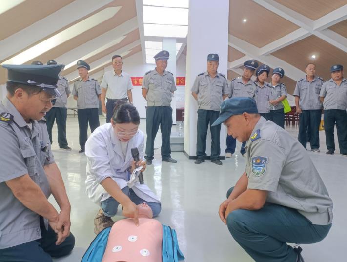 医务人员在传授急救常识。潘士清摄