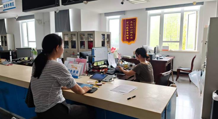 绩溪县不动产登记中心周末延时服务，为返乡群众办理业务。王静摄