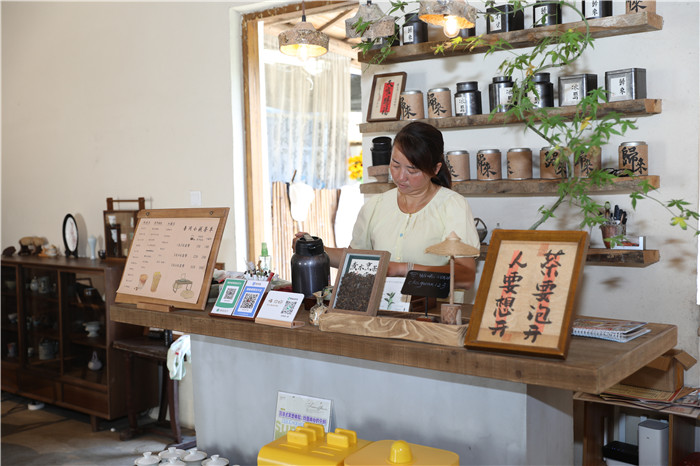茶舍工作人员正在为游客泡茶。
