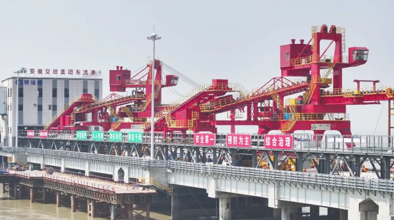 东至“矿廊园港”一体化项目东流港区公用码头装船机调试中。祝子航摄