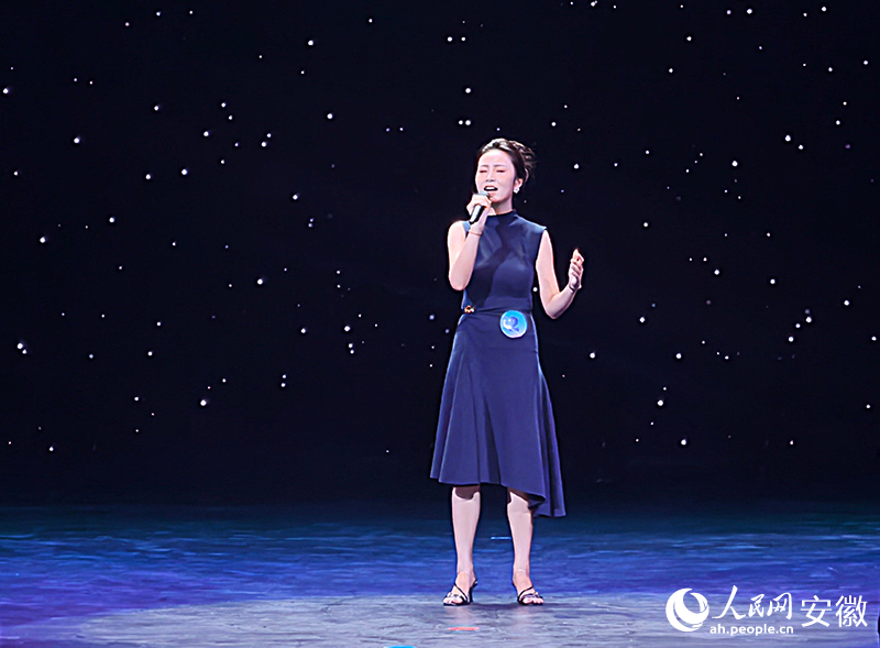 选手台上倾情演唱。人民网记者 汪瑞华摄