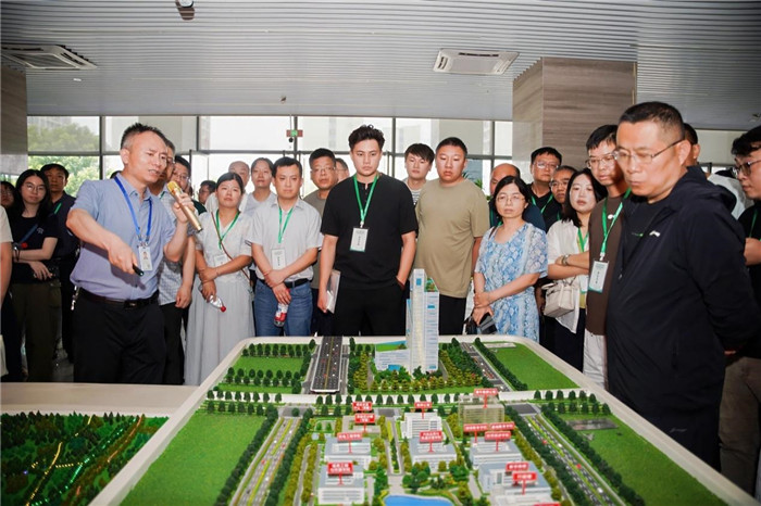 與會代表前往合肥職業技術學院進行實地考察。