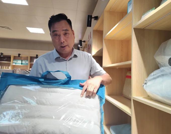 张海建展示艾绒制品。颍泉区委宣传部供图