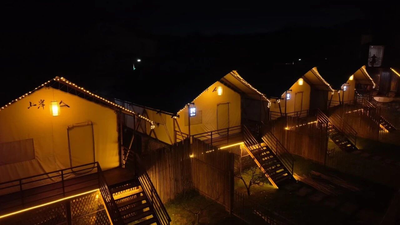 在西溪南镇石桥村，夜幕下的上岸野奢露营基地。徽州区委宣传部供图