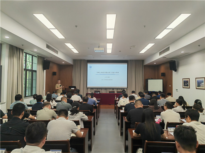 滁州市南譙區鄉鎮（街道）黨政班子成員履新提能專題培訓班課堂教學。