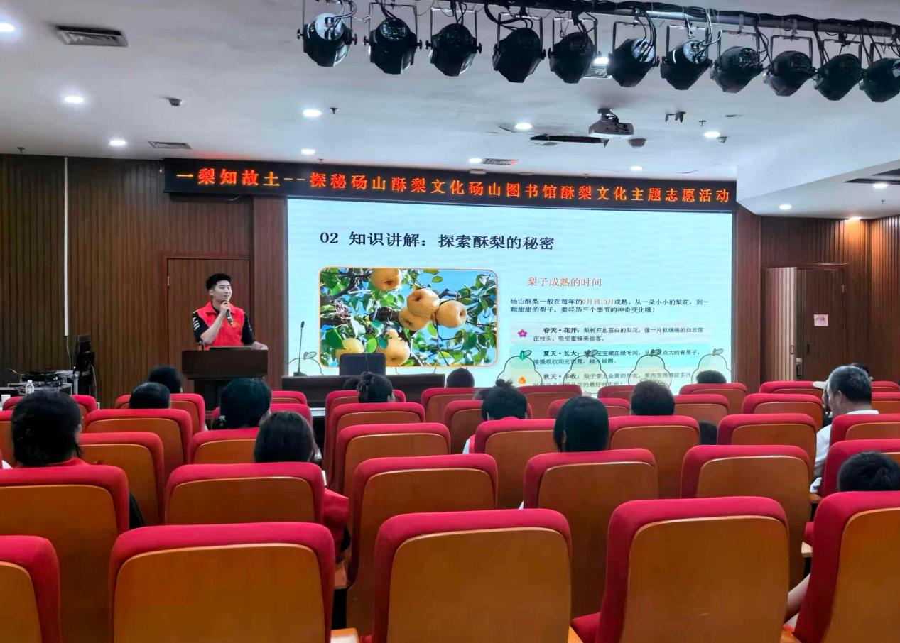 志願者講述酥梨文化知識。 碭山縣委宣傳部供圖