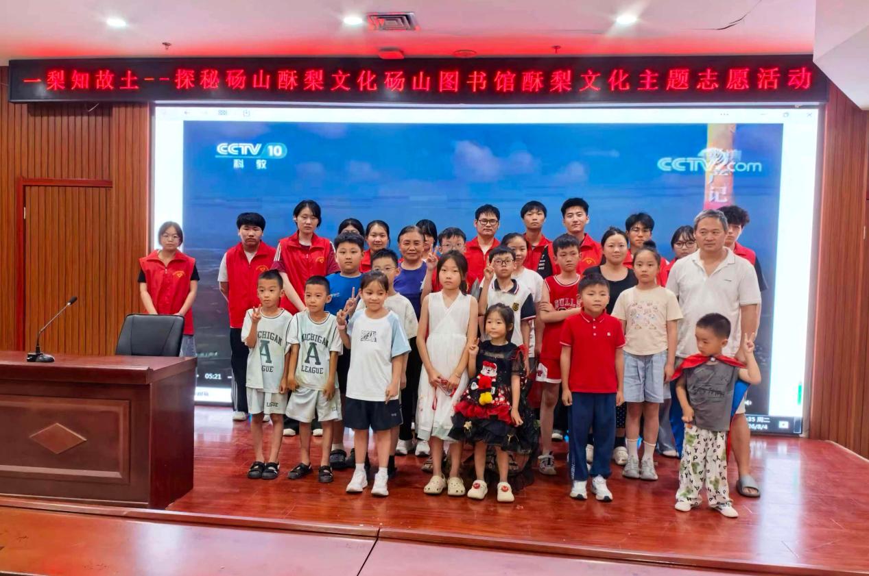 青少年學生和家長興致勃勃參加活動。碭山縣委宣傳部供圖
