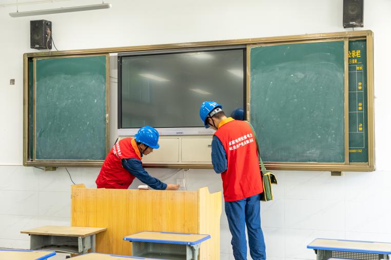 供电员工巡查教室内用电设备。董健摄