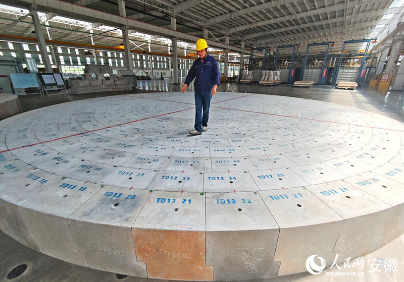 瑞尔竞达工作人员站在能扛住极端高温的耐火材料上面。人民网记者 周坤摄