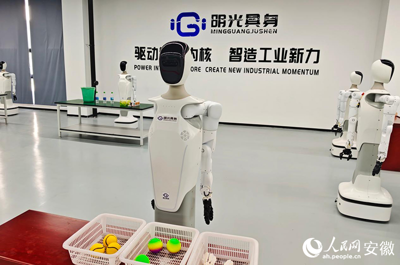 明光具身智能创新中心里，正在接受训练的具身智能机器人。人民网记者 周坤摄