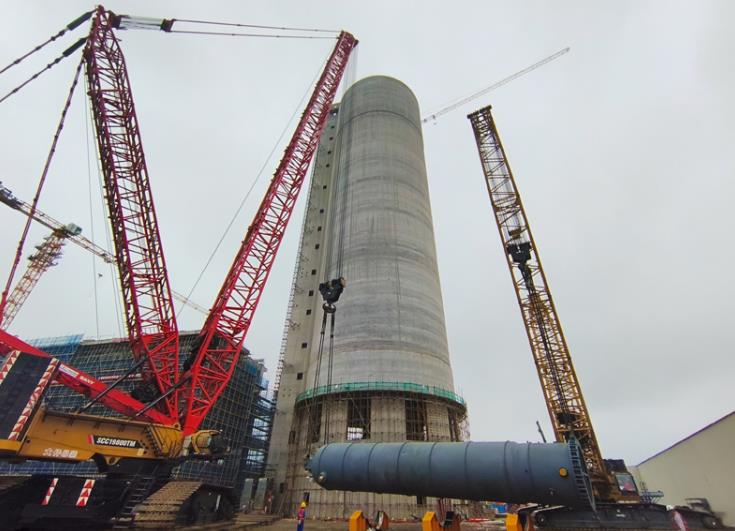 中国化学三化建宜兴灵谷化工技改项目首台大件设备尿素合成塔吊装就位。中国化学三化建供图