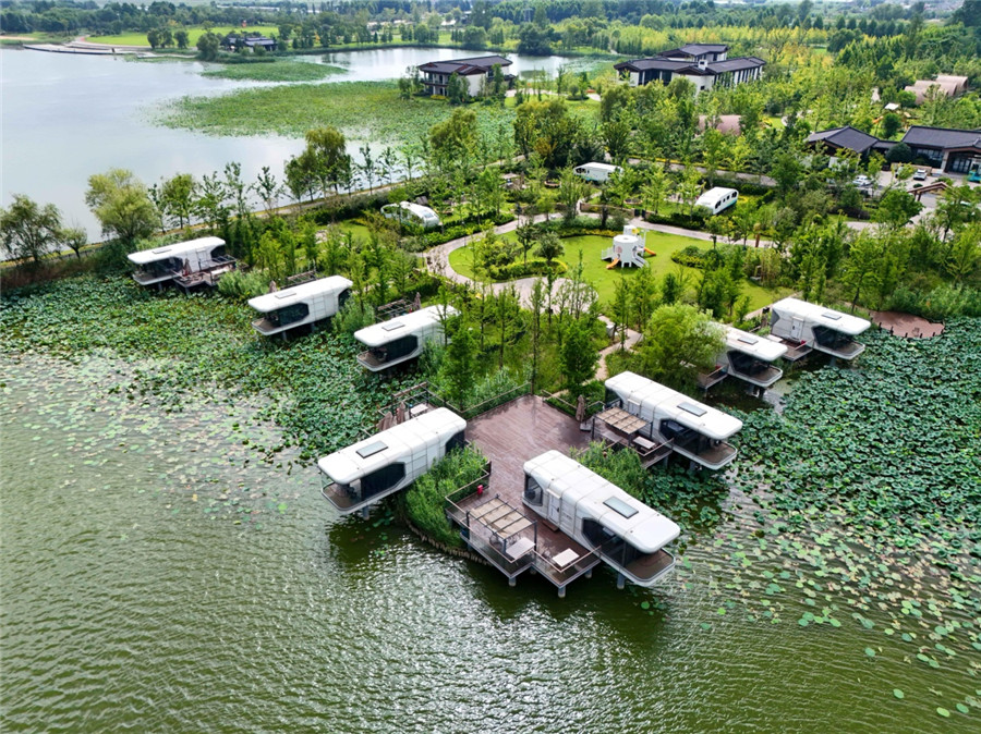 塌陷荒灘，蝶變湖景民宿。