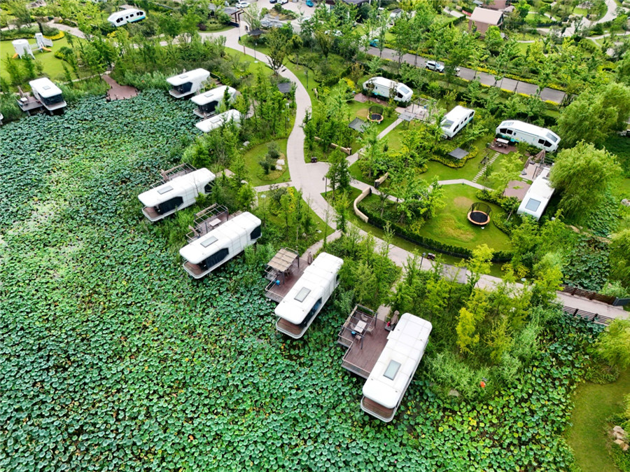 塌陷荒灘，蝶變湖景民宿。