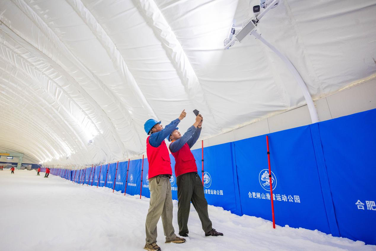 國網廬江縣供電公司工作人員在場館內對造雪設備進行安全檢查。李梁緣攝