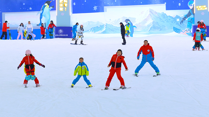 游客在閘山滑雪運動公園盡享冰雪樂趣。李梁緣攝