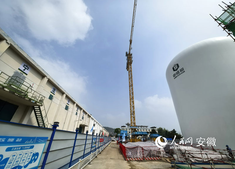 在淮北直属库，新老粮仓形成鲜明对比。人民网记者 汪瑞华摄
