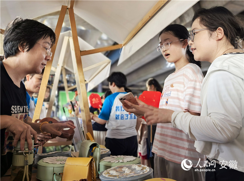 公益市集“花式”出摊。人民网记者 汪瑞华摄