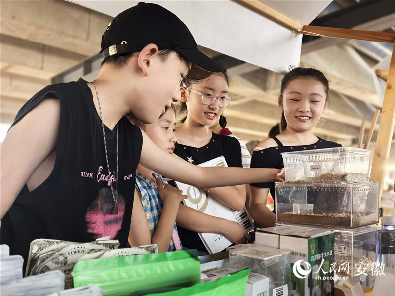 孩子们打卡公益市集。人民网记者 汪瑞华摄