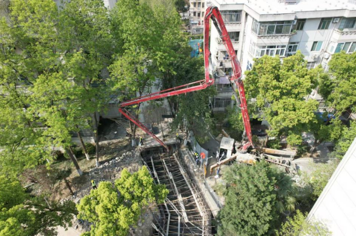 安徽建筑大学积水点治理工程施工现场。合肥水务集团供图