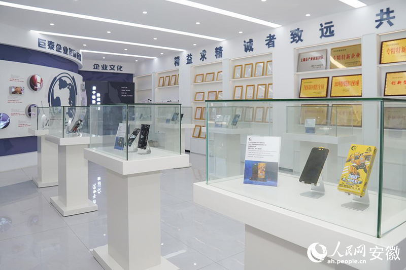 安徽巨泰視顯光電有限公司產品展示。人民網記者 陳若天攝
